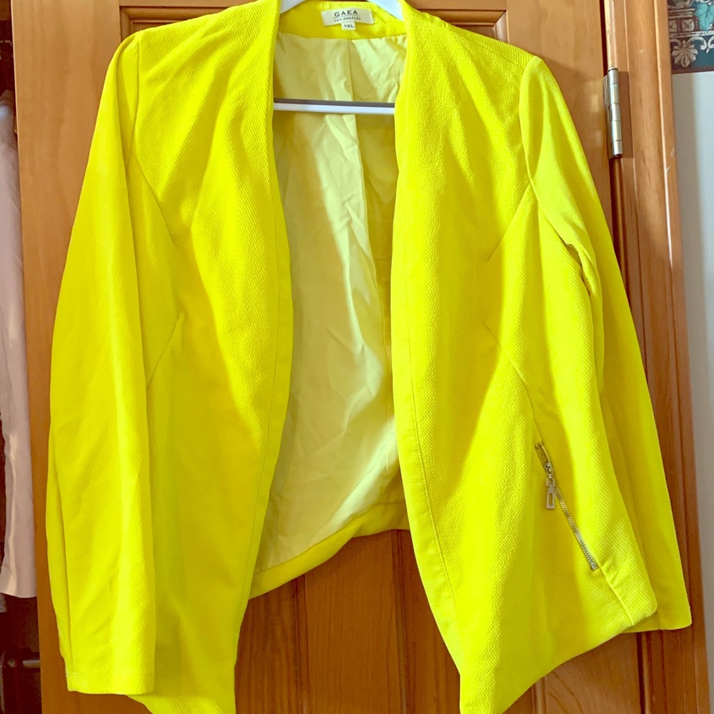 Lemon yellow blazer